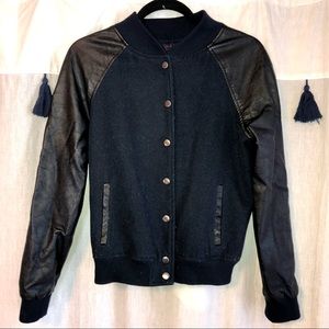 Pleather fake leather edgy bomber jacket sz M w/ snap buttons, stretchy details.